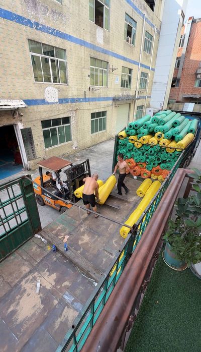 Погрузка рулонов искусственного газона